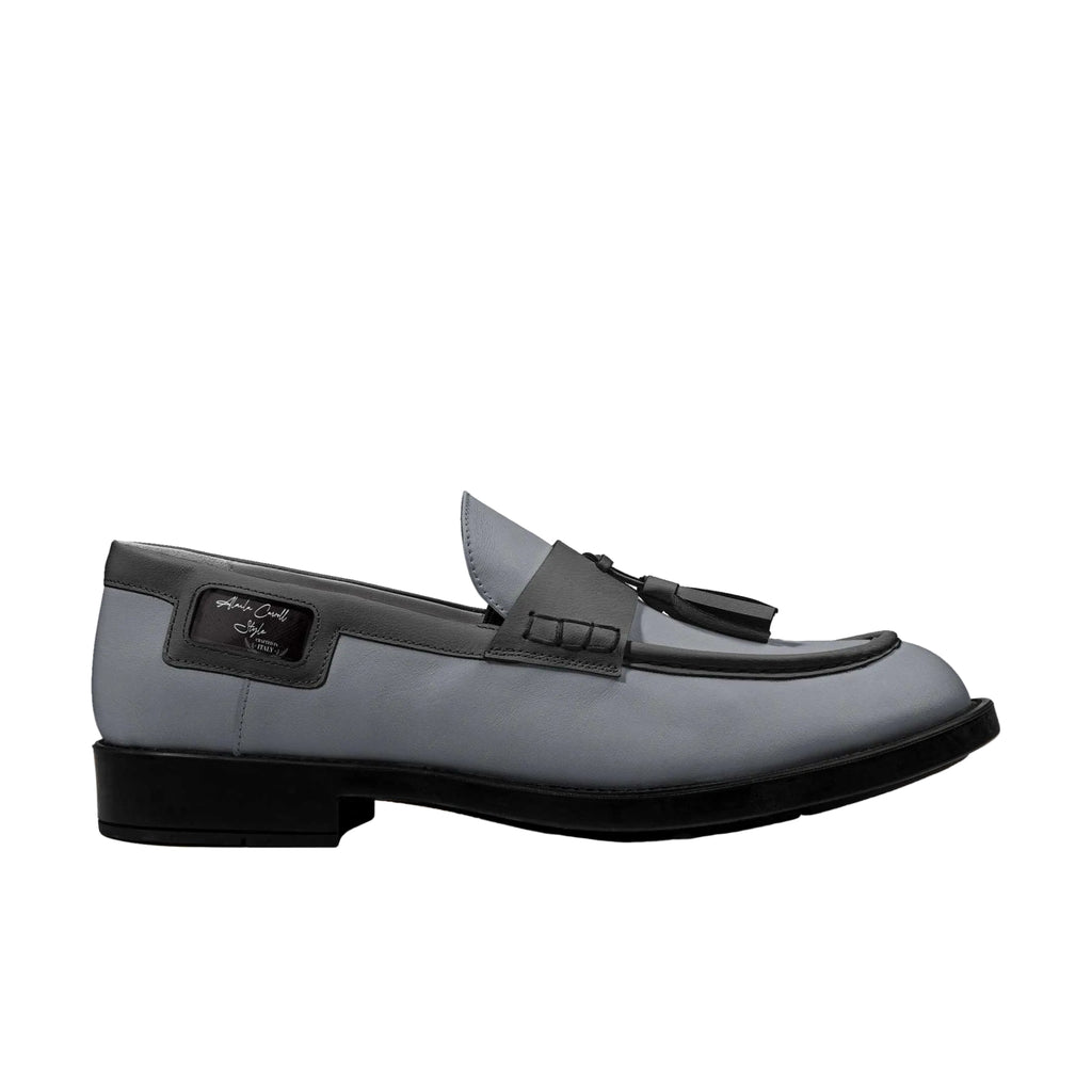 Shop the Luxe Classic Loafer Grey & Black by Alaila Carroll Style. Handcrafted in Italy from premium leather, featuring a modern rubber sole and limited-edition certification. Only 100 made.
luxury men’s loafers
Italian leather loafers
designer moccasin shoes
limited edition loafers
handmade Italian shoes
luxury slip-on shoes
men’s designer footwear
Alaila Carroll Style shoes
grey and black loafers
luxury casual shoes
high-end men’s shoes
artisan Italian loafers